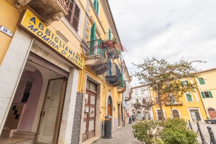 Foto Locale commerciale a Ischia di Castro di 290 m² in vendita