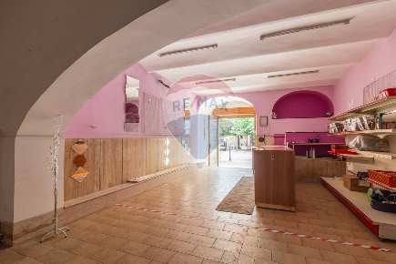 Foto Locale commerciale a Ischia di Castro di 290 m² in vendita