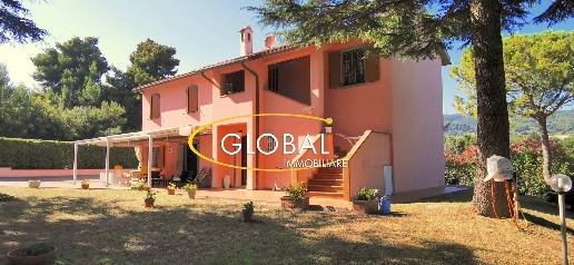 Foto Casa indipendente a Sirolo di 235 m² con 7 locali in vendita