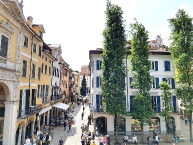 Foto Attività commerciale a Varese Centro di 300 m² con 3 locali in vendita