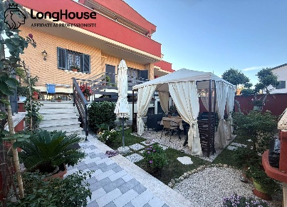 Foto Villa unifamiliare in Via Giarre, Roma Borghesiana di 210 m²