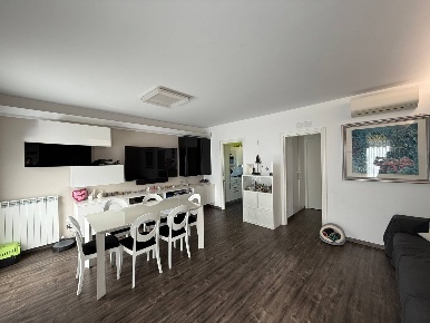 Foto Appartamento in Via Italia, Fermo Centro di 124 m² con 7 locali