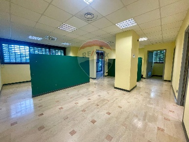 Foto Locale commerciale in Via Rodolfo Redi, Bari Poggiofranco di 177 m²