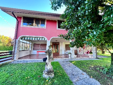 Foto Villa bifamiliare in via Nuova di Corva, Pordenone di 300 m²