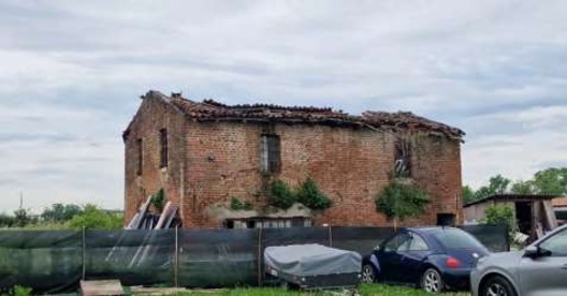 Foto Magazzino in Via Primo Maggio, Caorso Centro di 148 m² con 1 locali