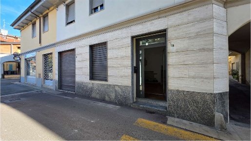 Foto Negozio in Via Roma, Lentate sul Seveso Centro di 60 m² con 3 locali