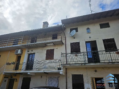 Foto Villa unifamiliare in via quartiere  2, Momo Alzate di 200 m²