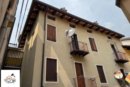Foto Appartamento a Schio di 98 m² con 4 locali in vendita