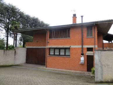 Foto Villa unifamiliare in Via Venticinque Aprile, Ozzero Centro di 238 m²