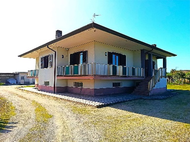 Foto Villa unifamiliare a Latina di 330 m² con 5 locali in vendita