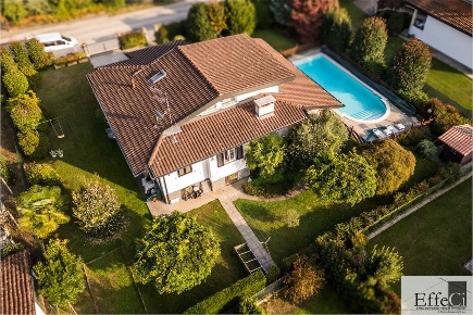 Foto Villa unifamiliare in Via Volta 486, Ispra Barza di 200 m² in vendita