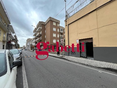 Foto Negozio in Via Emanuele Campolongo 5, Maddaloni Centro di 46 m²