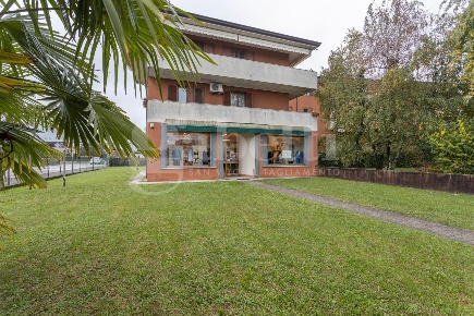Foto Negozio in Via XXVII Febbraio 1511 12, San Vito al Tagliamento Centro