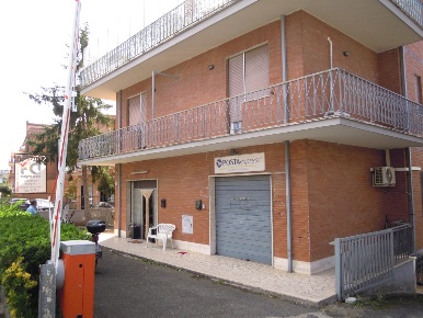 Foto Negozio in Fosso Del Poggio, Roma Grottarossa - Saxa Rubra di 60 m²