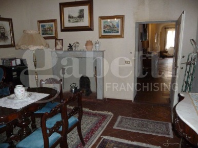 Foto Casa indipendente a Sassetta di 600 m² con 5 locali in vendita