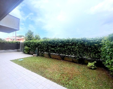 Foto Appartamento a Massa Marina di Massa Centro di 72 m² con 3 locali