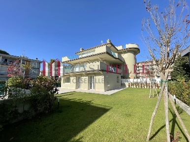 Foto Appartamento a Viareggio Lungomare di 120 m² con 6 locali in vendita