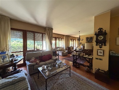 Foto Appartamento a Massa Centro di 180 m² con 7 locali in vendita