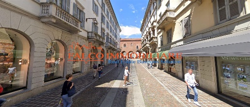 Foto Negozio in Via Vittorio Emanuele II, Monza Centro Storico di 90 m²