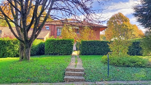 Foto Appartamento in Via Silvio Pellico, Lesmo di 200 m² con 5 locali