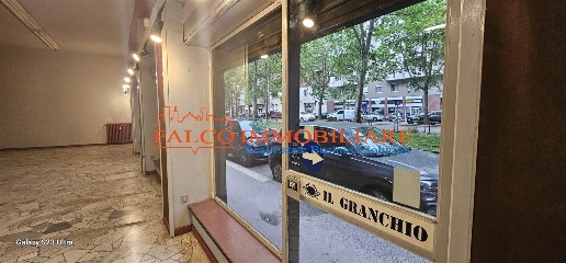 Foto Negozio in Viale Certosa, Milano Certosa di 175 m² in affitto
