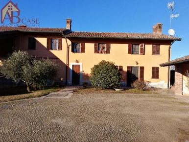 Foto Rustico in CORSO GENOVA, Vigevano Centro di 300 m² con 5 locali
