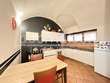 Foto Appartamento in via lago 34, Gavirate Centro di 92 m² con 4 locali