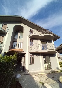 Foto Villa bifamiliare a Seveso Altopiano, Baruccana di 294 m² con 6 locali