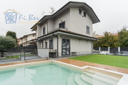 Foto Villa bifamiliare in Via Perù, Pioltello Centro di 200 m² con 6 locali