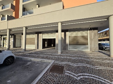 Foto Locale commerciale in Via Lufrano, Volla Centro di 270 m² con 1 locali
