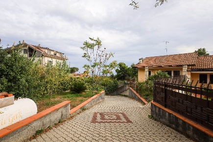 Foto Villa unifamiliare a Pedara Centro di 180 m² con 5 locali in vendita