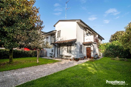 Foto Villa unifamiliare in PETRARCA, Trezzano sul Naviglio di 200 m²