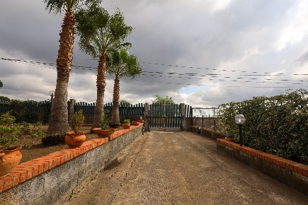 Foto Villa unifamiliare a San Pietro Clarenza di 170 m² con 5 locali