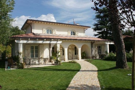 Foto Villa unifamiliare a Forte dei Marmi di 220 m² con 9 locali in affitto
