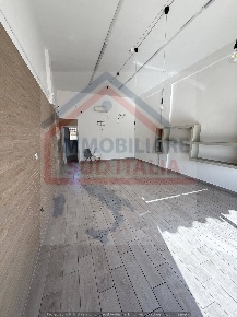 Foto Negozio in via ripuaria, Giugliano in Campania Varcaturo di 80 m²