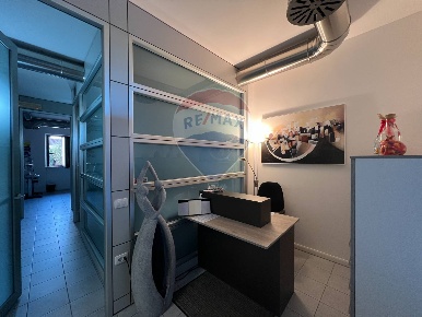Foto Ufficio a Maiolati Spontini Moie di 76 m² con 5 locali in affitto