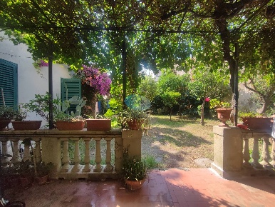 Foto Casa indipendente in via verdi, Viareggio Centro di 380 m² in vendita