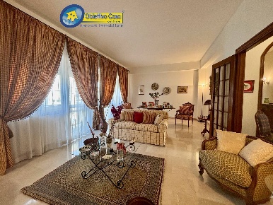 Foto Appartamento in Via Aeroporto, Teramo Centro di 140 m² con 6 locali