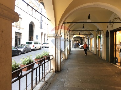 Foto Negozio in Via Dieci Giornate, Brescia Loggia - Garibaldi di 161 m²