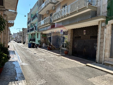 Foto Locale commerciale in Via Pozzoloizzi, Adelfia di 92 m² con 2 locali