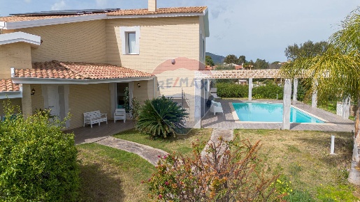 Foto Villa singola a Capoterra Poggio Dei Pini di 365 m² con 10 locali