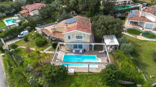 Foto Villa singola a Capoterra Poggio Dei Pini di 365 m² con 10 locali