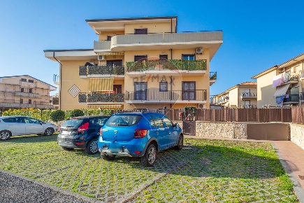 Foto Appartamento a Motta Sant'Anastasia di 90 m² con 3 locali in vendita