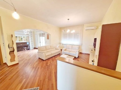 Foto Appartamento in Via Monte Bertona, Penne Centro di 130 m² con 8 locali