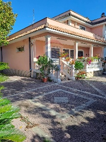 Foto Villa unifamiliare in Via Telemaco, Ardea di 160 m² con 7 locali