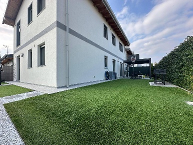 Foto Case semi ndipendenti in Viale Loreto, Oleggio Centro di 132 m²