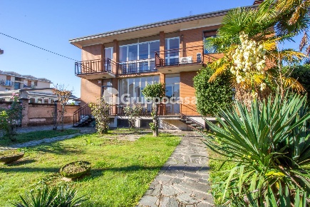 Foto Villa unifamiliare in Via L. Manara, Magenta Centro di 480 m²