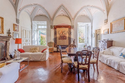 Foto Appartamento in Via Cavour, Pontremoli Centro di 830 m² con 9 locali