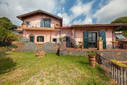 Foto Villa singola a Pedara Centro di 219 m² con 8 locali in vendita
