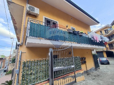 Foto Appartamento in Via Scale Sant'Anna, Aci Catena Centro di 95 m²